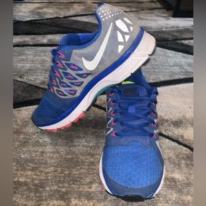 Women’s Nike Vomero running sneaker shoes (Size 7)